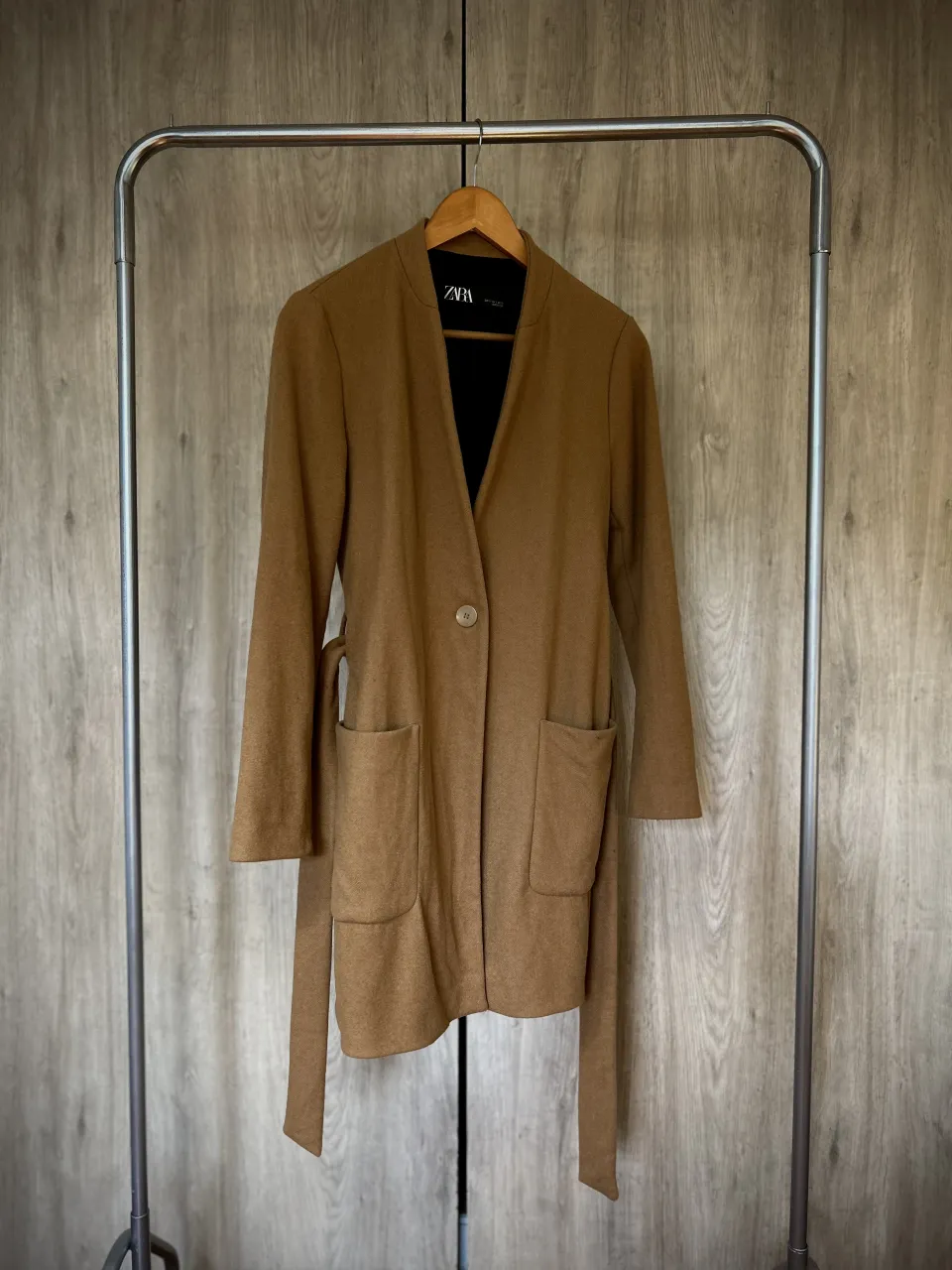 Campera color marrón con cuello mao, un botón al frente y cinturón para atar. Posee dos bolsillos aplicados en la parte delantera.

medidas: 
-Hombros: 40cm
-Busto: 46cm
-Largo total: 85cm