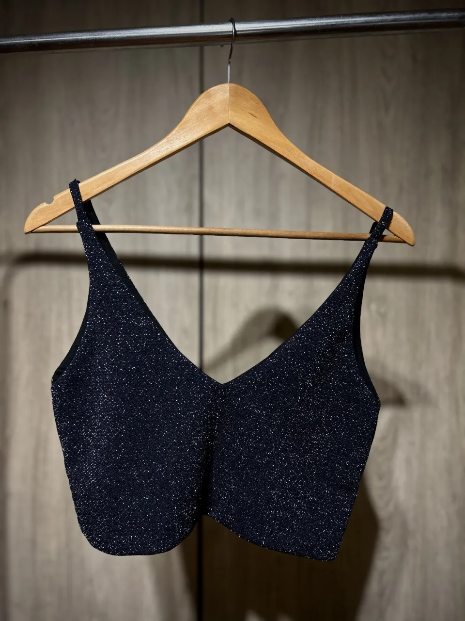Top negro con brillos plateados, escote en V pronunciado y espalda baja. Breteles finos. Marca Sofia de Grecia.

Medidas:
-busto: 38cm
-largo total: 39cm