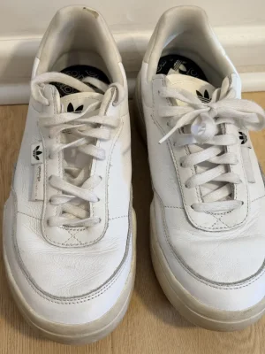adidas · Talle AR 39