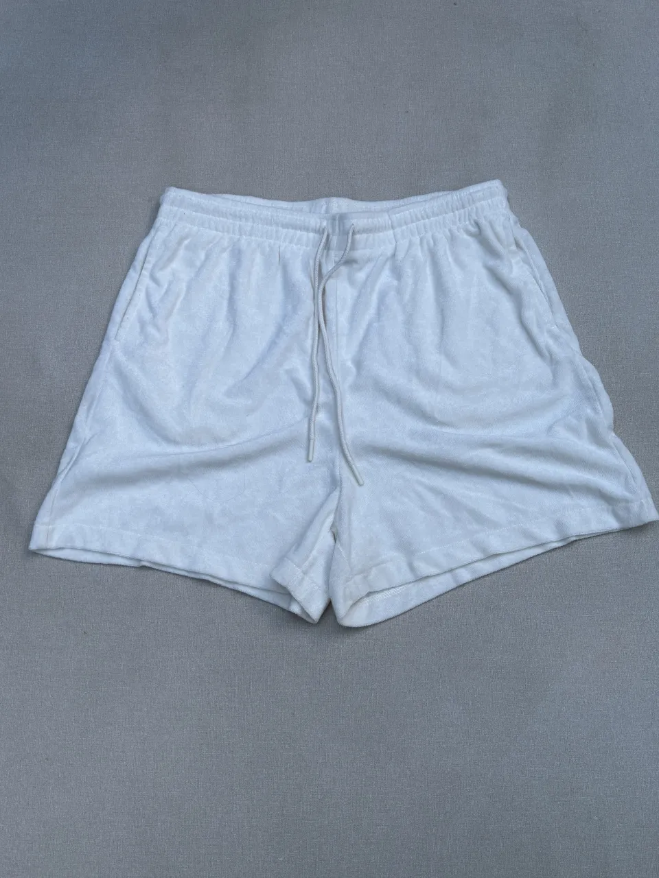Shorts blancos de H&M, súper cómodos y cancheros. Ideales para estar fresca y relajada en casa o para un look casual de verano. Tienen cordón ajustable en la cintura y bolsillos.