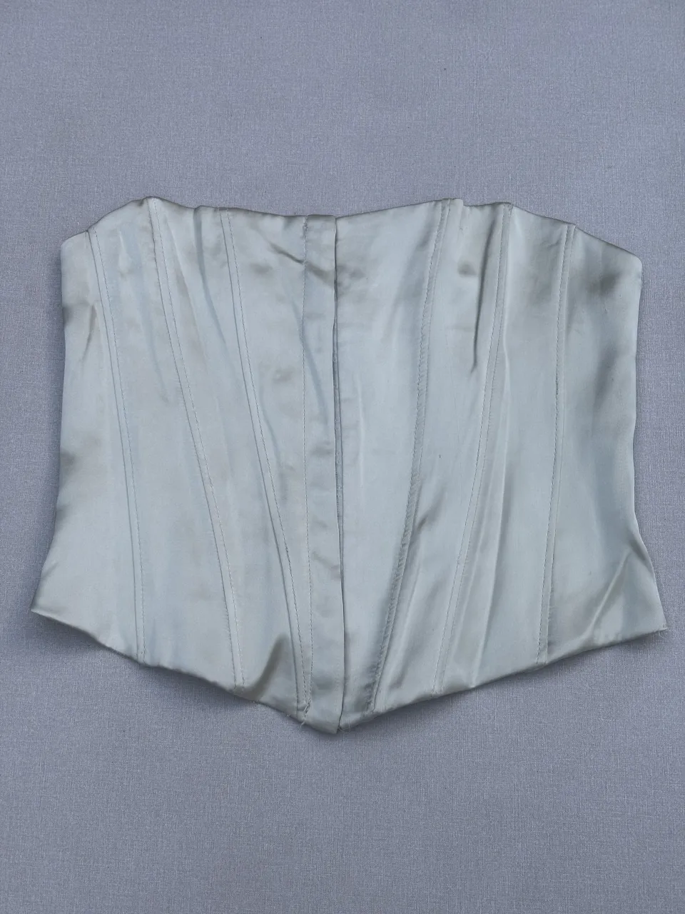 Top tipo corset de satén, ideal para un look elegante y sofisticado. Perfecto para combinar con faldas o pantalones para una salida nocturna o un evento especial.