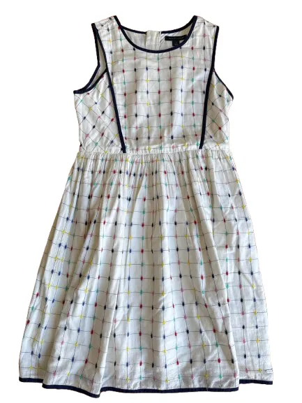 Vestido blanco con estampado de cuadraditos y puntos de colores. Ideal para un look fresco y casual.