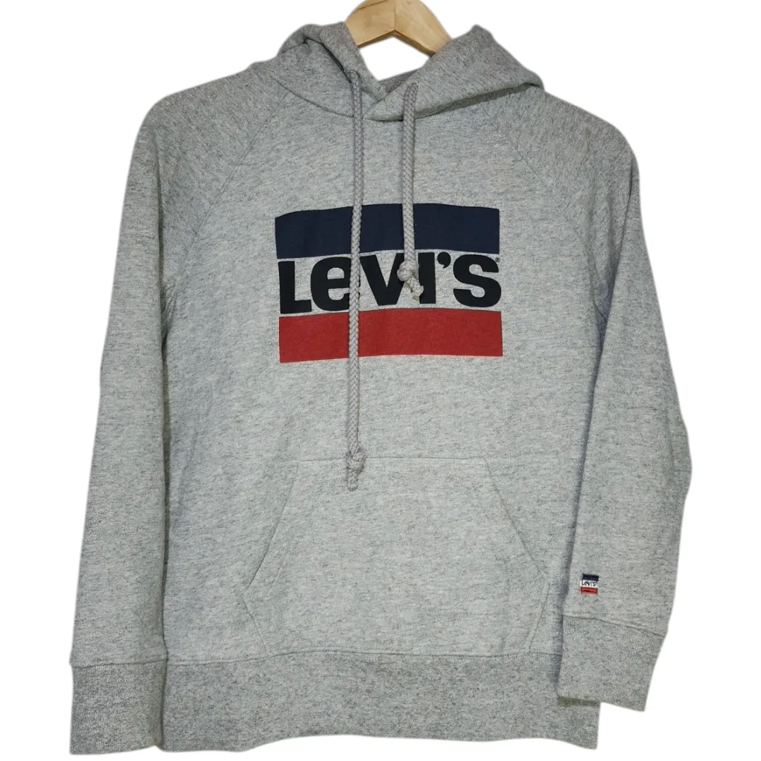 Buzo Levis Gris de Mujer
🔷️Talle XS amplio
🔷️De algodón, material pesado y logo estampado en el pecho y como parche en manga.
🔷️Estado: 10/10
🔷️Medidas: 61 cm de largo, 51 cm de axila a axila y 64 cm de manga(desde union de cuello y hombro hasta el puño).