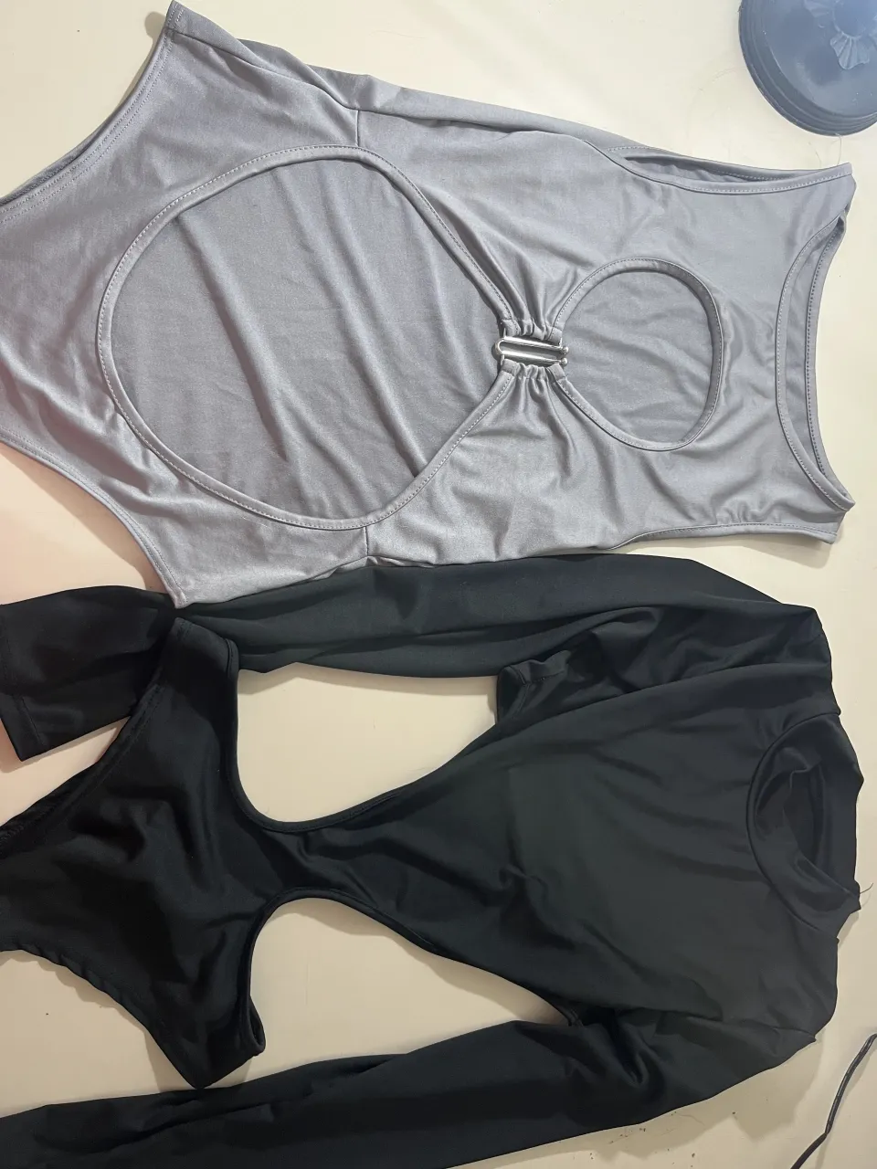 Body de manga larga con recortes en el torso y detalle de aro metálico en el frente. $10000 c/u