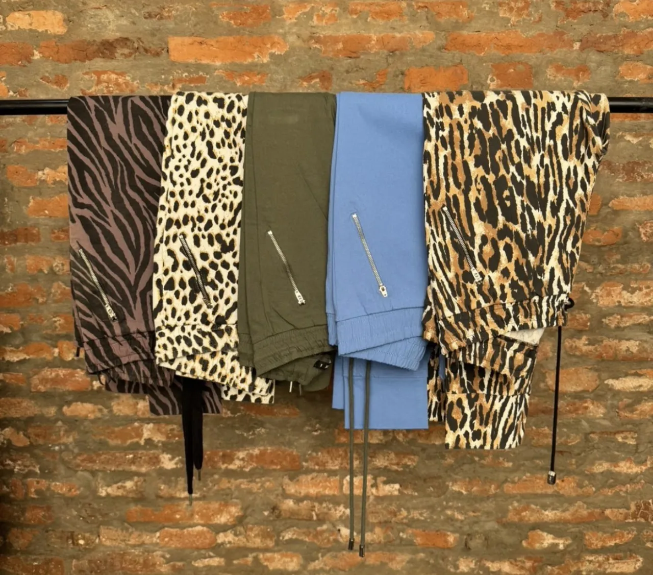 Se venden por separado. Pantalones estampados con motivos de cebra y leopardo. Cuentan con bolsillos laterales con cierre y cordones ajustables en la cintura.