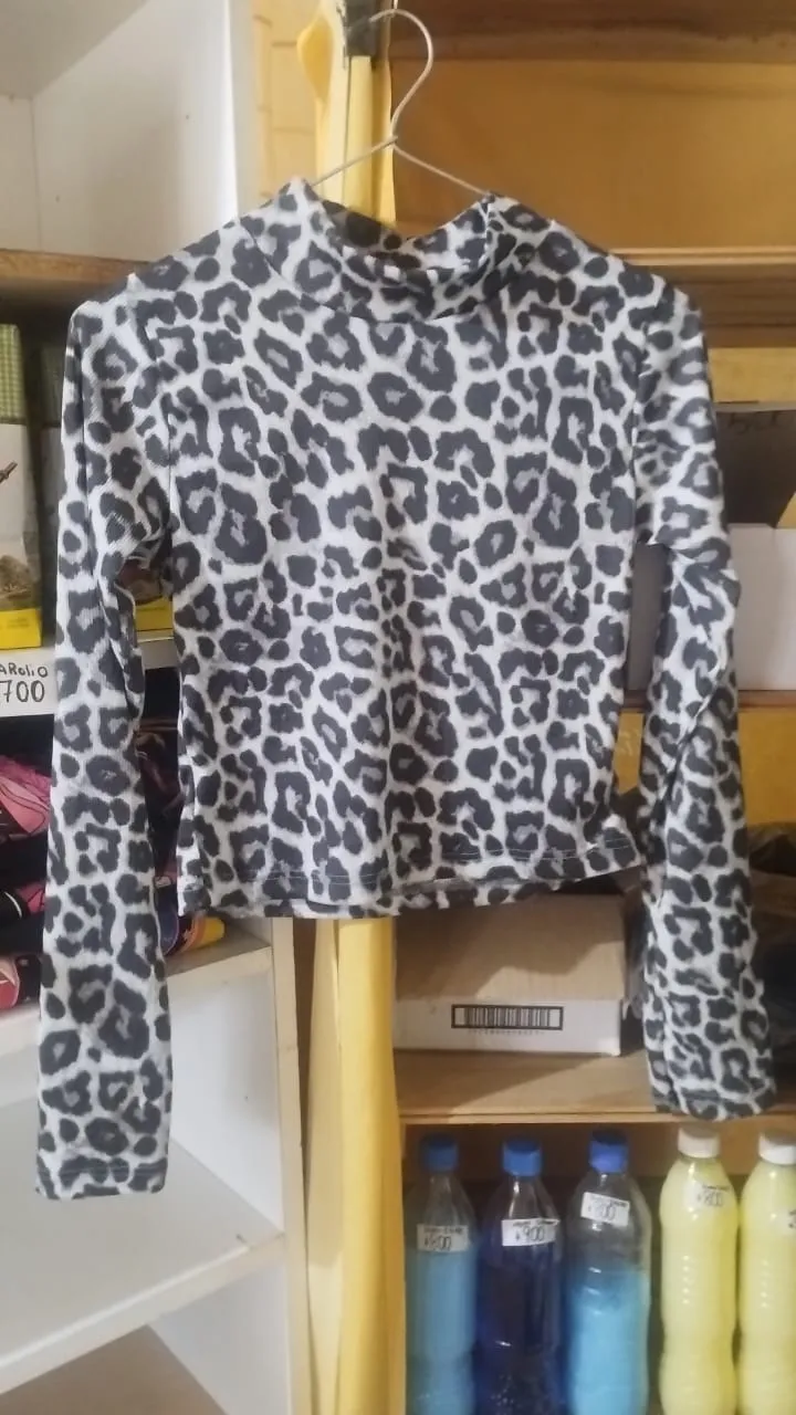 Remera manga larga con cuello alto y estampa de leopardo.