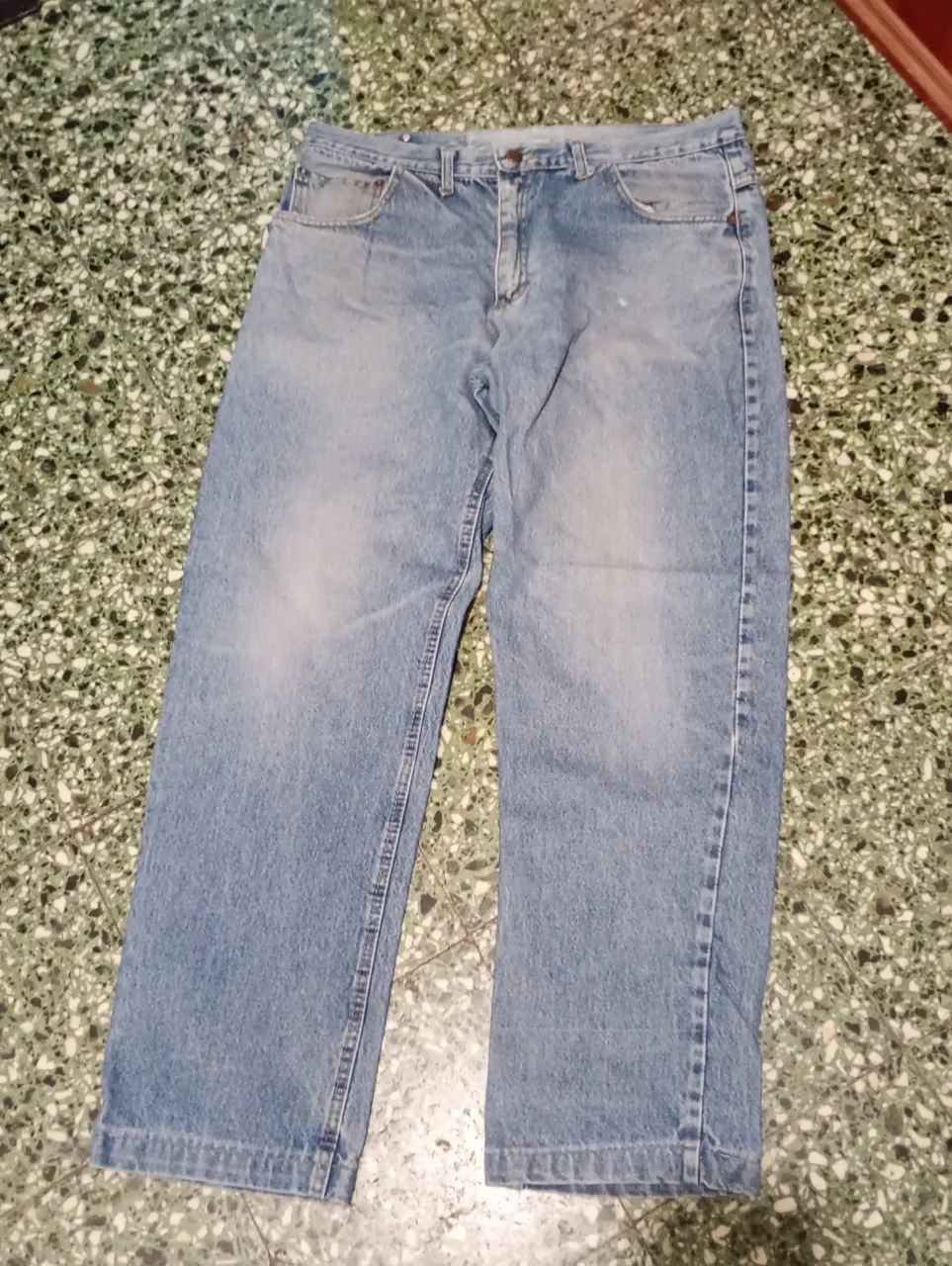 Jeans Levi's 505 vintage, tiro medio, corte recto. Un clásico que nunca pasa de moda, ideal para cualquier ocasión. Perfectos para un look casual y relajado.