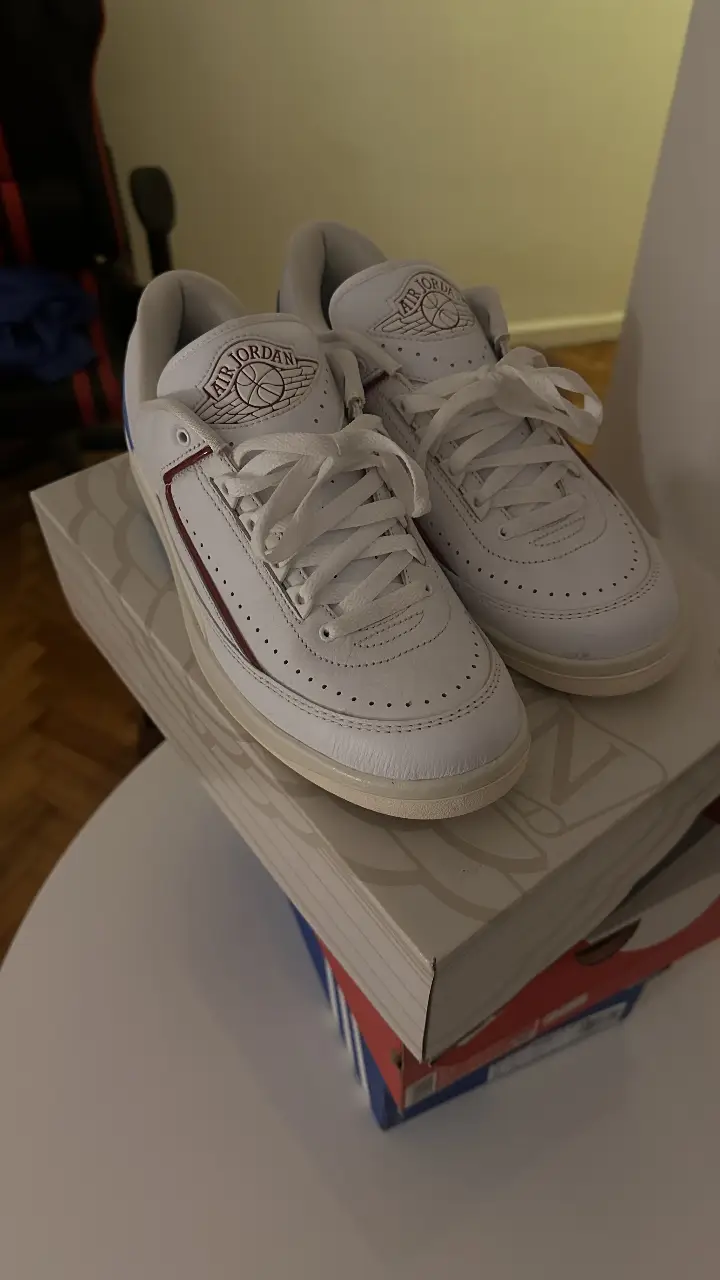 Zapatillas Air Jordan 2 Retro Low, blancas con detalles en rojo y azul. Talle 10.5W US. Incluye caja y accesorios.