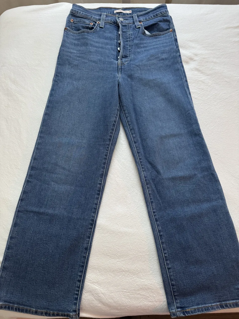 Jean de Levi’s elastizado con cinco botones al frente. Modelo "Ribcage Straight Ankle".