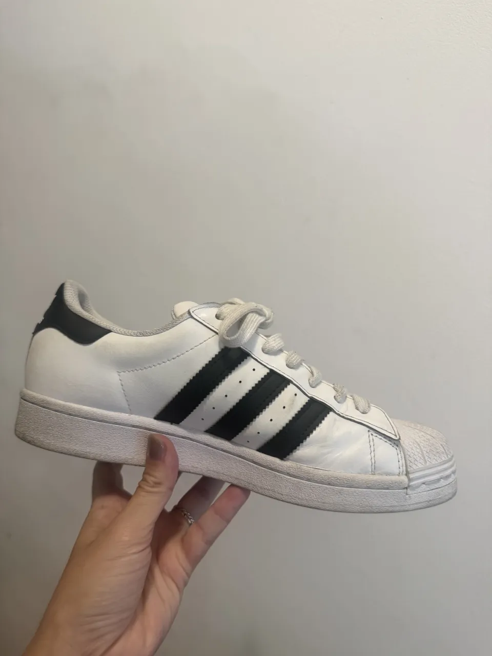 Zapatillas super star adidas con re poco uso. me quedan medio punto chicas 