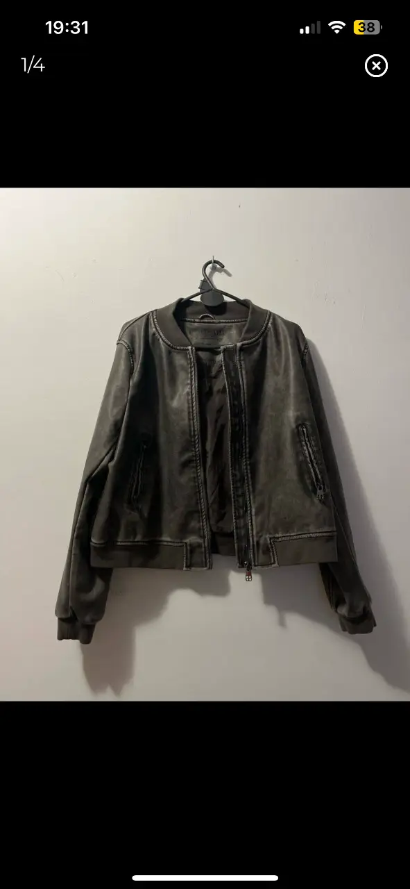 Campera bomber de cuero vegano con efecto envejecido. Posee cierre frontal y bolsillos con cierre. Marca PortsaiD, talle 44/ME.