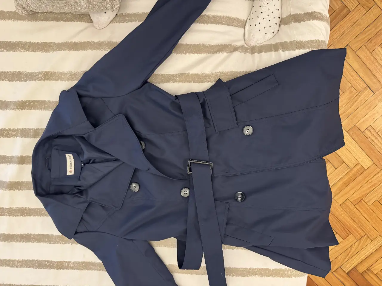 Trench coat azul marino imitacion Moncler comprado en Marbella, con cinturón y botones. Ideal para un look elegante y sofisticado.