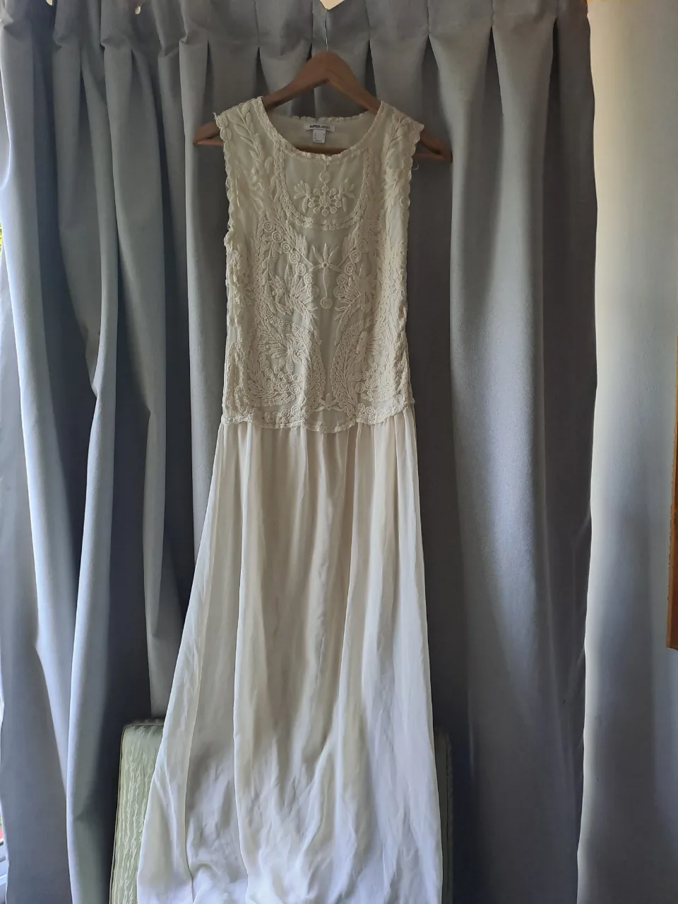 Vestido largo de encaje blanco con detalles florales bordados en el torso y mangas cortas. Posee un corte en la cintura y falda lisa.Forrado x dentro/un solo uso._ideal casamiento o vestido de 15 años.