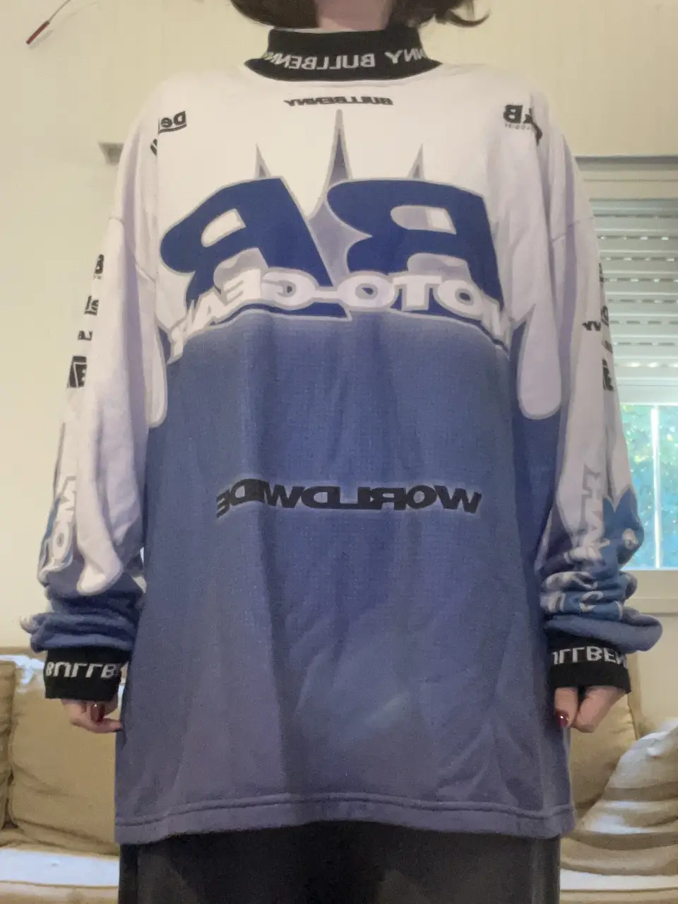 Buzo Bullbenny. Cuello alto y puños en negro. Ideal para un look streetwear.