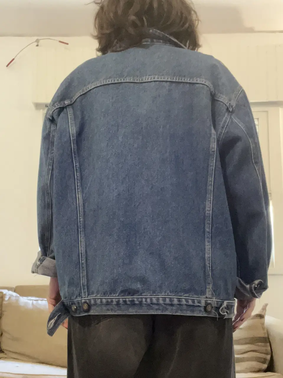 Campera de jean azul oversize, ideal para un look casual y canchero.  tiene detalle de gastado en cuello.