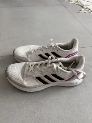 adidas · Talle AR 37