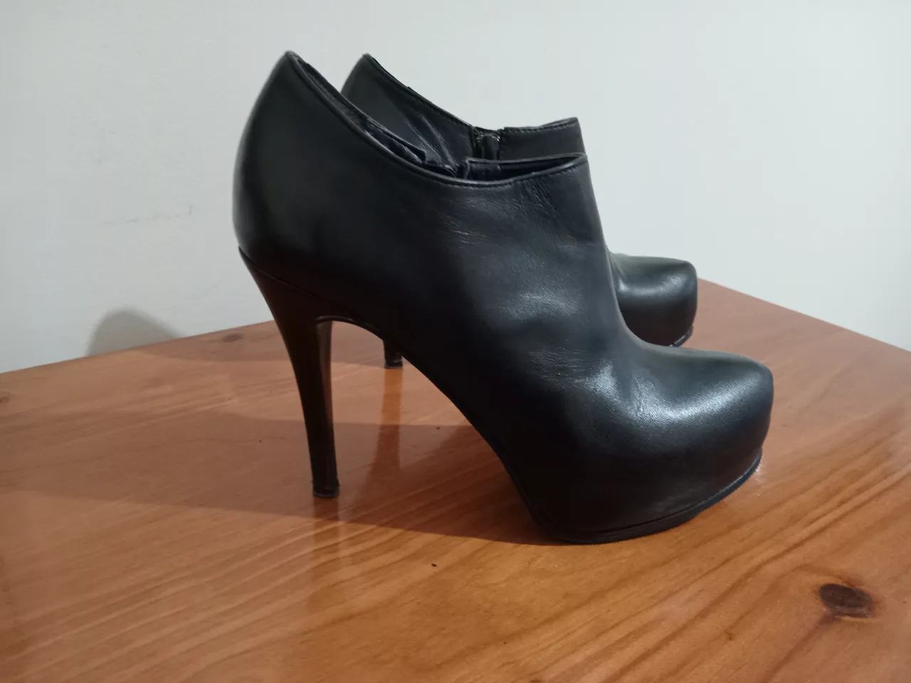 Botitas negras de taco alto y plataforma.