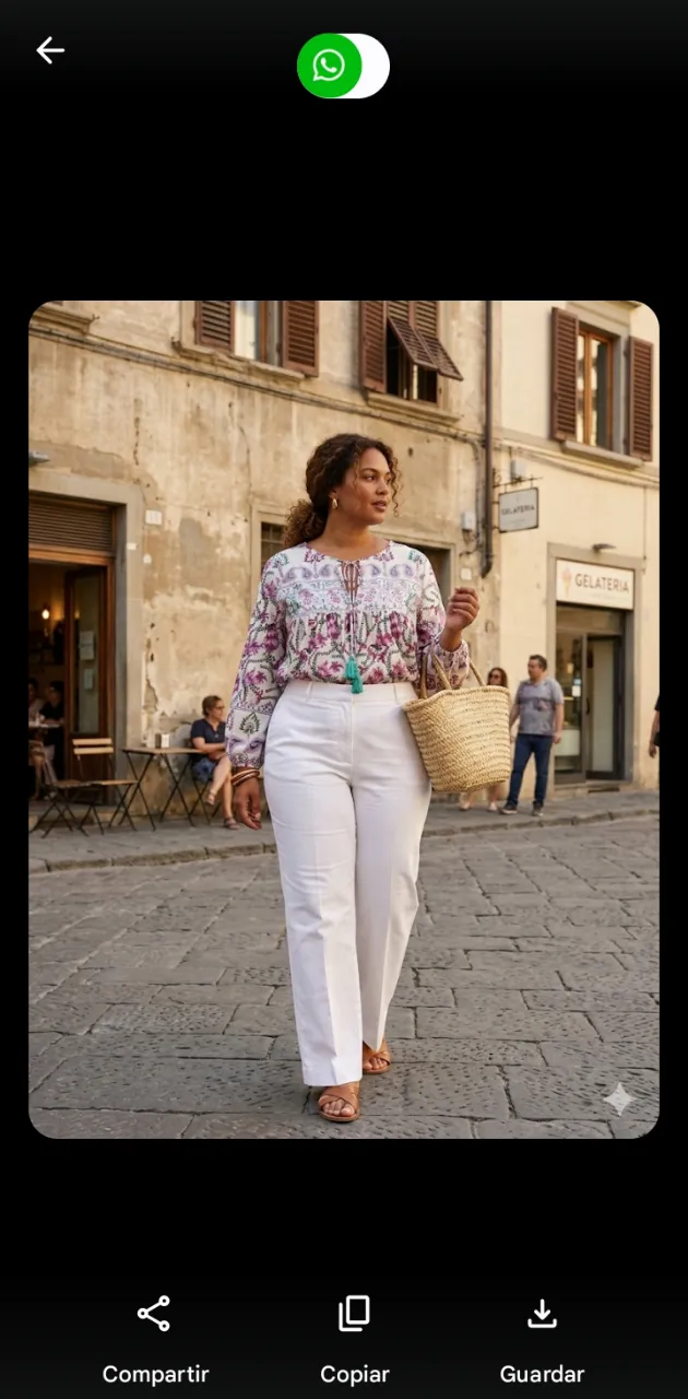 Blusa blanca con estampa floral en tonos fucsia y verde. Posee mangas largas y escote con cordones y detalle de pompones.
