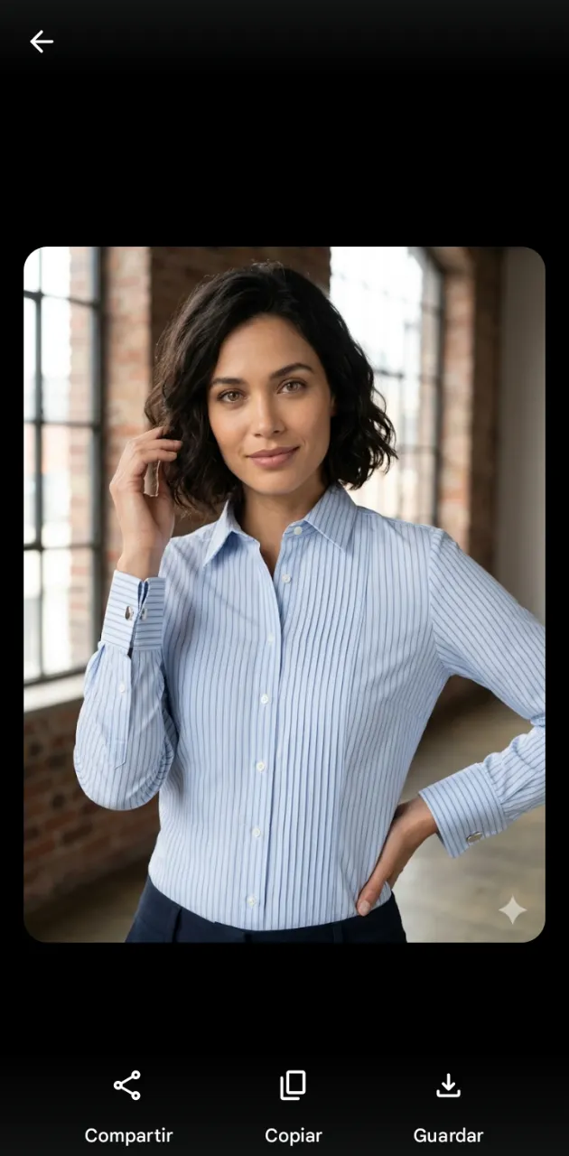 Camisa de manga larga a rayas celestes y blancas. Posee cuello camisero y botones al frente. Los puños tienen un detalle de botones.