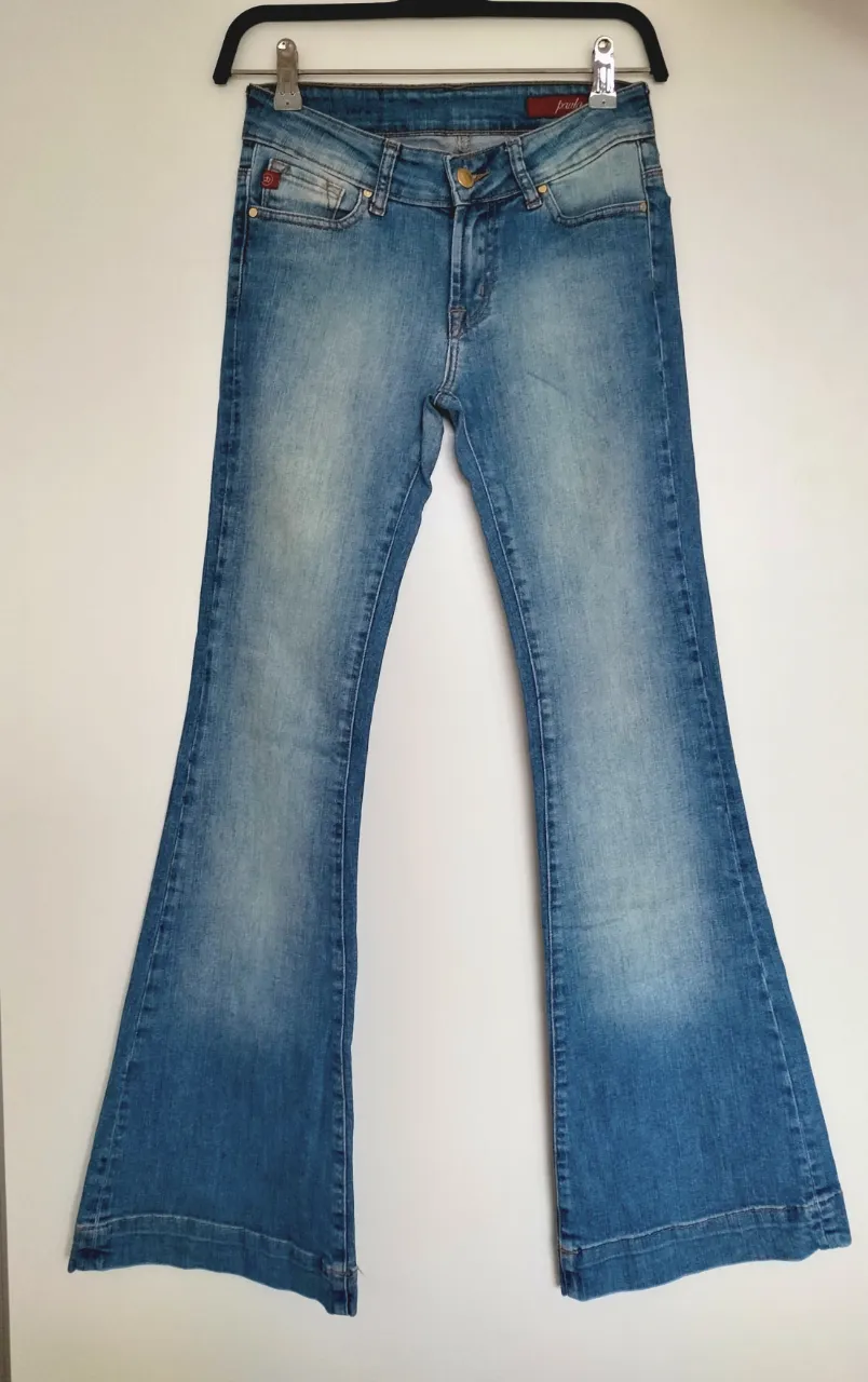 Jean de mujer azul. Modelo flare. Cintura 68cm. Largo 99cm. 