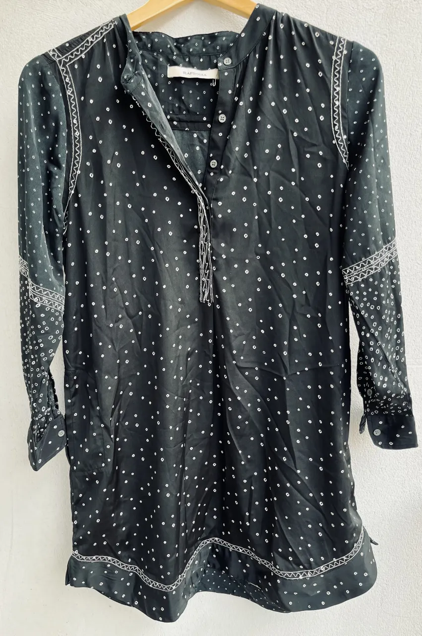 Vestido negro con estampa de puntos blancos y detalles bordados en cuello, mangas y ruedo. Cuello mao con botones. Tiene bolsillos laterales !!!