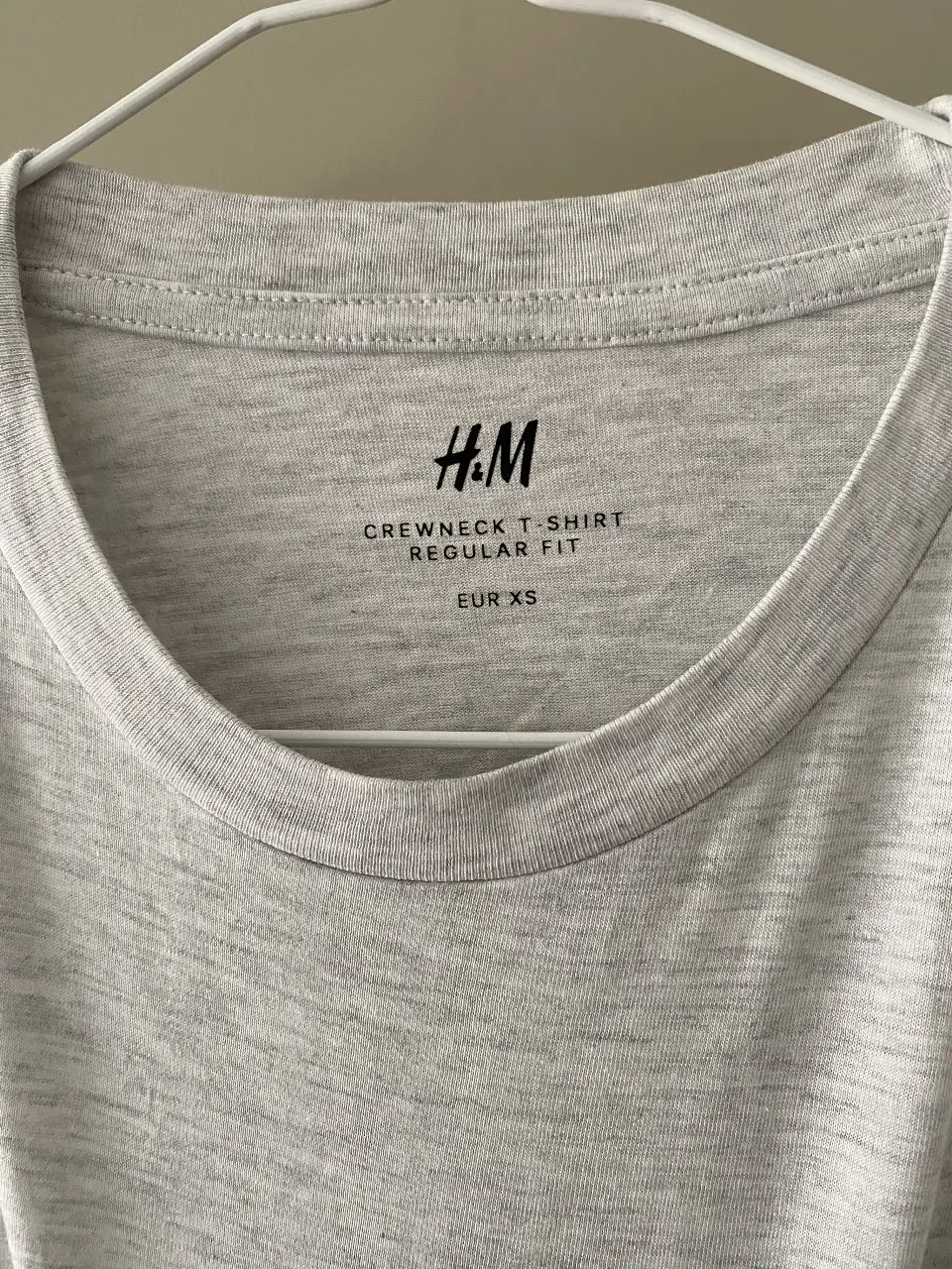 Remera de hombre H&M, de cuello redondo y corte regular fit. Talle XS. Ideal para un look casual y cómodo.