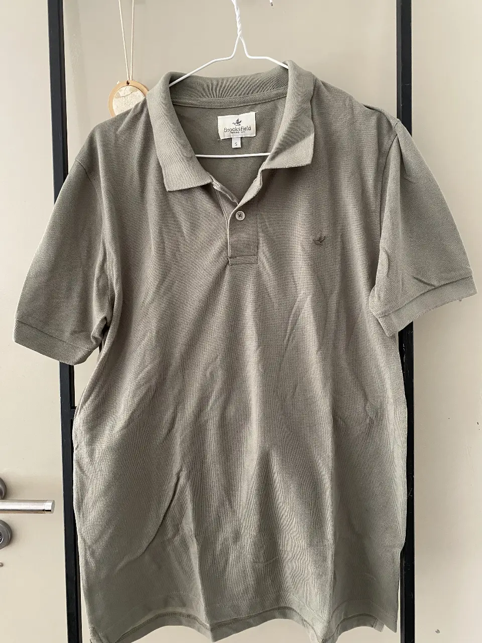 Remera polo Brooksfield, color verde grisáceo, talle S. Ideal para un look casual y cómodo.