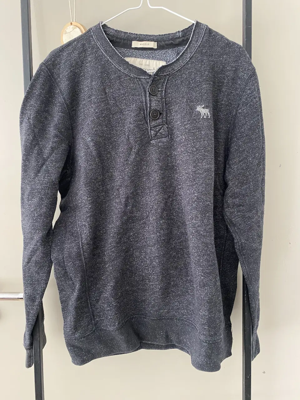 Buzo de hombre Abercrombie & Fitch, color gris jaspeado, con cuello redondo y botones. Talle S. Ideal para un look casual y cómodo.