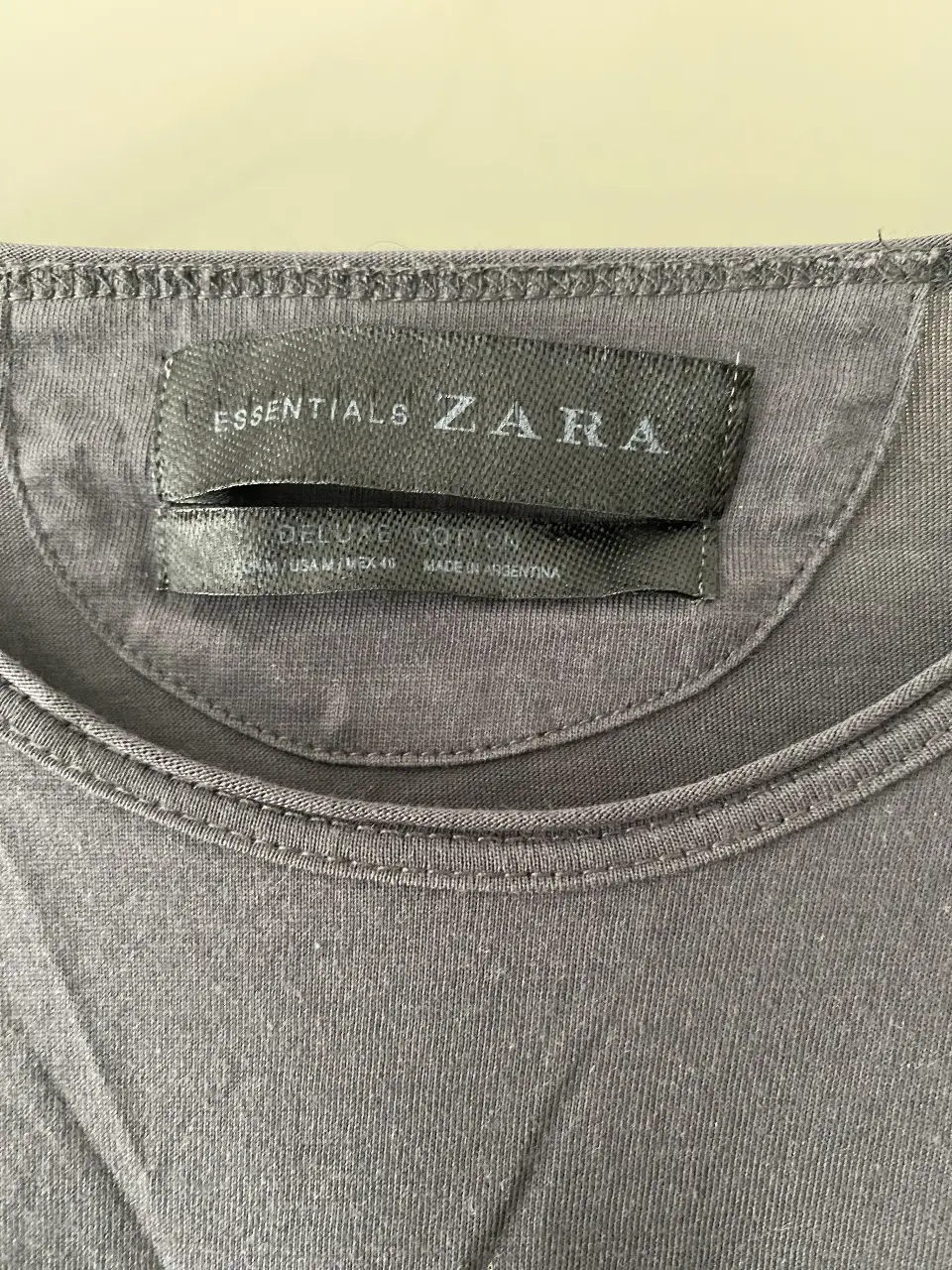 Remera gris de hombre de la marca Zara, de la línea Essentials. Confeccionada en algodón suave, ideal para un look casual y cómodo. Talle M.