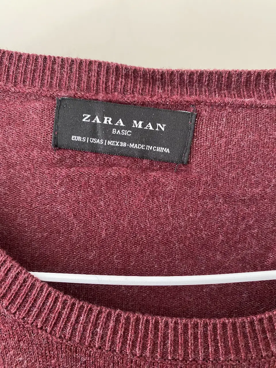Sweater de hombre color borgoña de la marca Zara Man, ideal para un look casual y abrigado. Perfecto para el invierno.