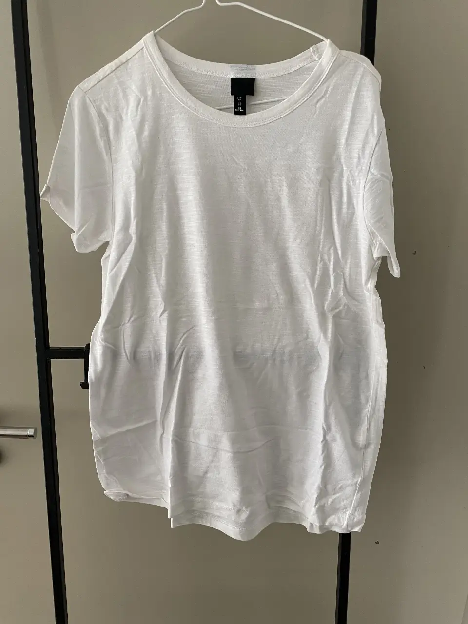 Remera blanca de manga corta, de la marca H&M, talle XS. Ideal para un look casual y cómodo.