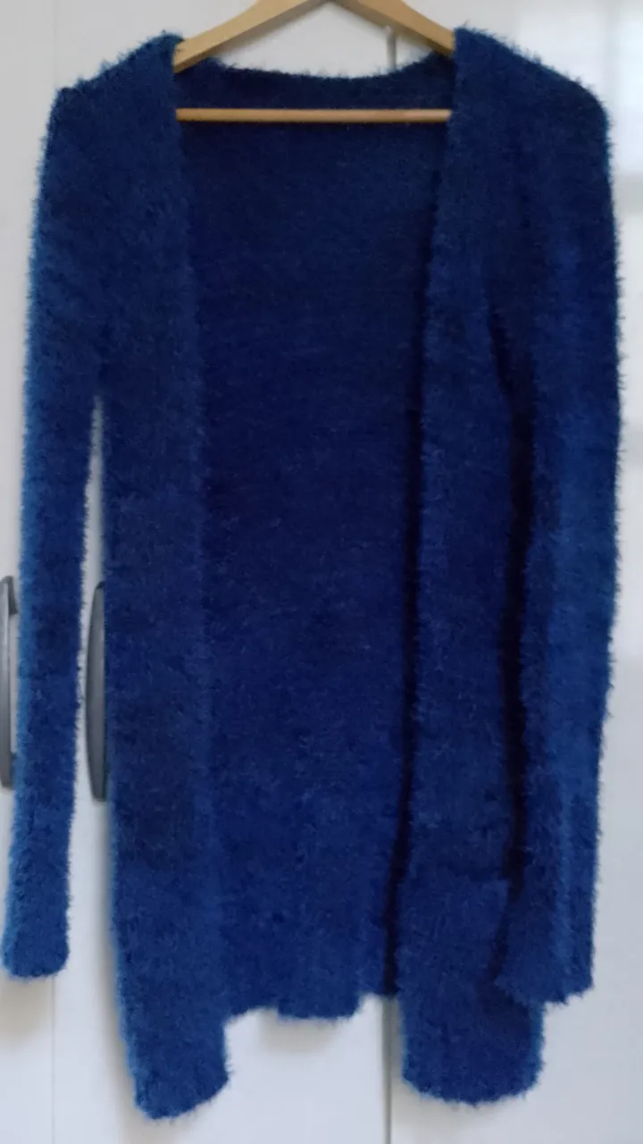 Saco pelo de mono cardigan como nuevo sin detalles, largo M, con mangas largas y bolsillos delanteros.