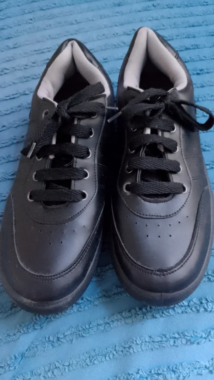 Hermosas zapatillas negras de cuero con cordones negros y suela de goma antideslizante. impecables. Sin fallas ni detalles de uso 