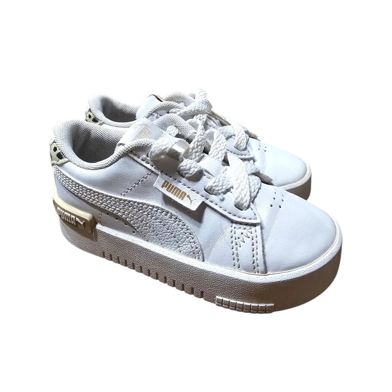 Zapatillas blancas de cuero con cordones y detalles de animal print en el talón. Marca Puma.