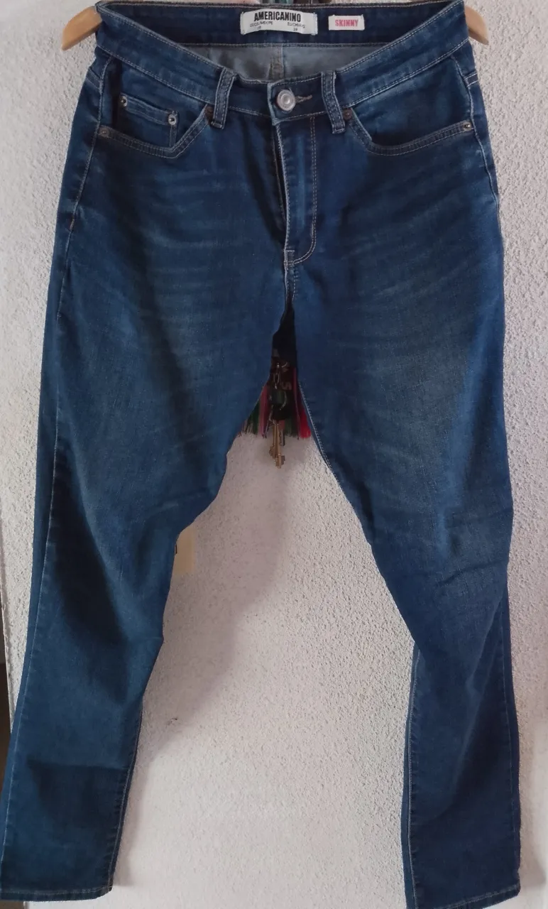 Jeans de corte skinny en color azul. Cuentan con bolsillos delanteros y traseros.