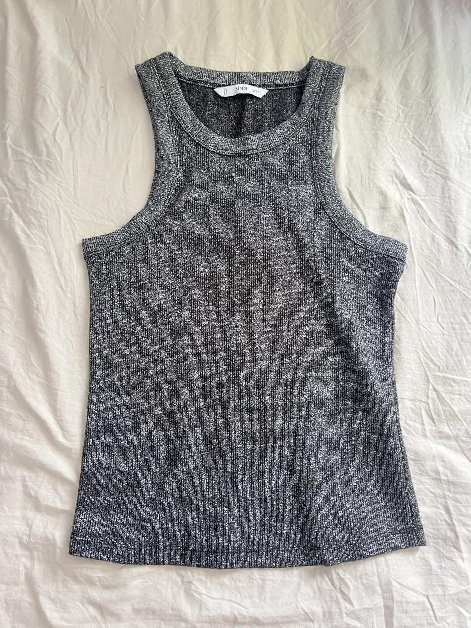 Musculosa gris de brillos