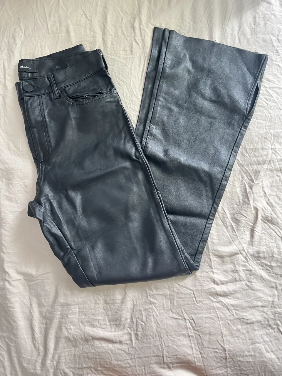 Pantalón de cuero negro flare.
