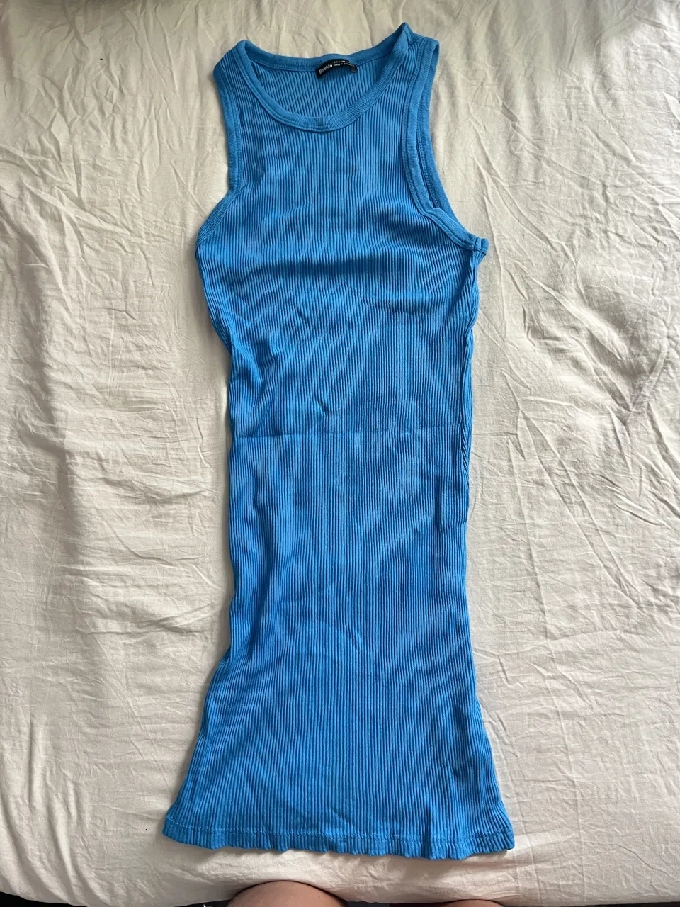 Musculosa acanalada de color azul vibrante.