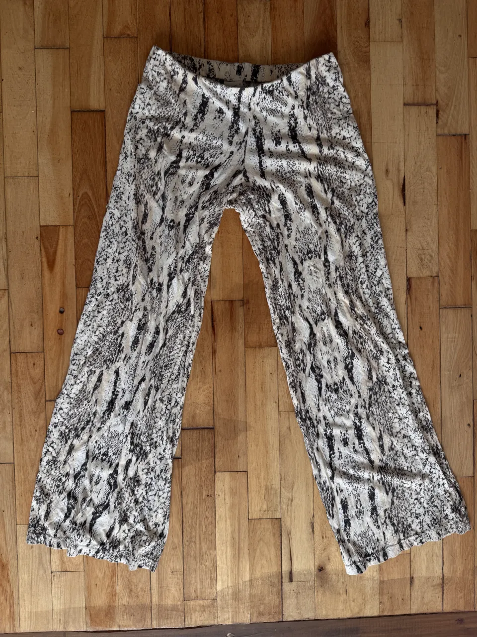 Pantalón estampado de serpiente en tonos crudo y negro. Talle xs 100% algodón elastizado al cuerpo en la cintura suelto en las piernas talle XS tiro bajo 