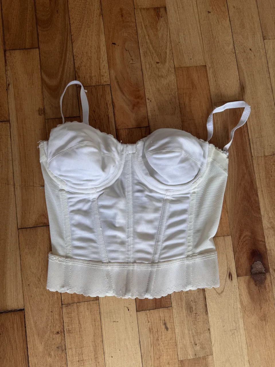 Corset blanco con ballenas y breteles finos (cosidos) . Posee broches en la parte de atrás (y otros broches agregados que se pueden sacar) 