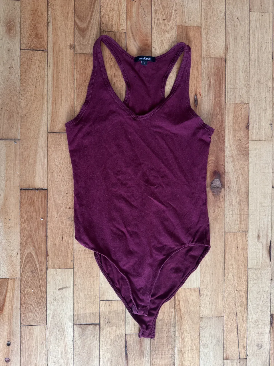 Body de algodón color bordo/ vino. Escote en V y espalda deportiva. Talle S. Unas cuantas Pelotitas en la tela que se ven 