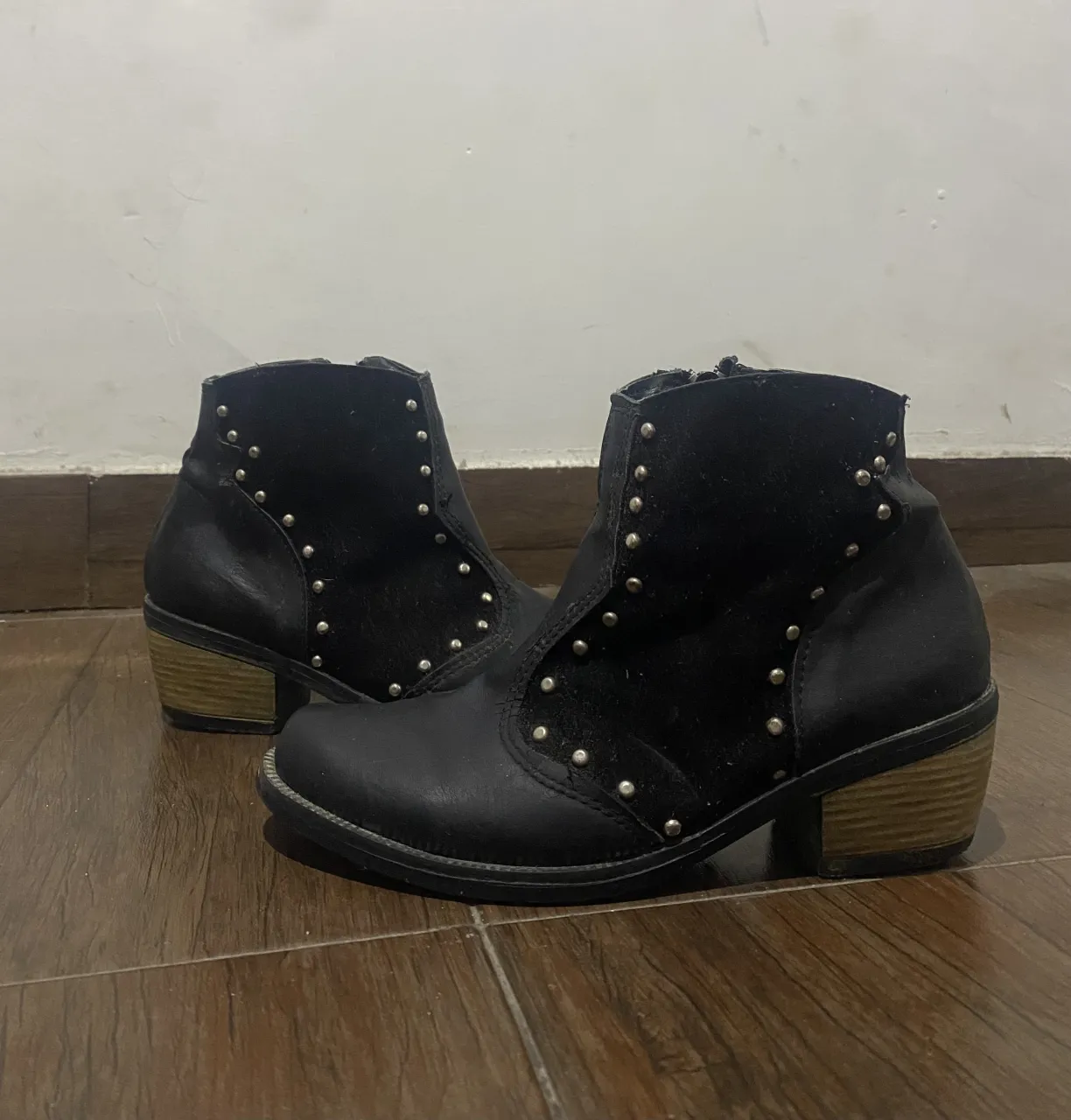 Botas A ≠ - Vista 3