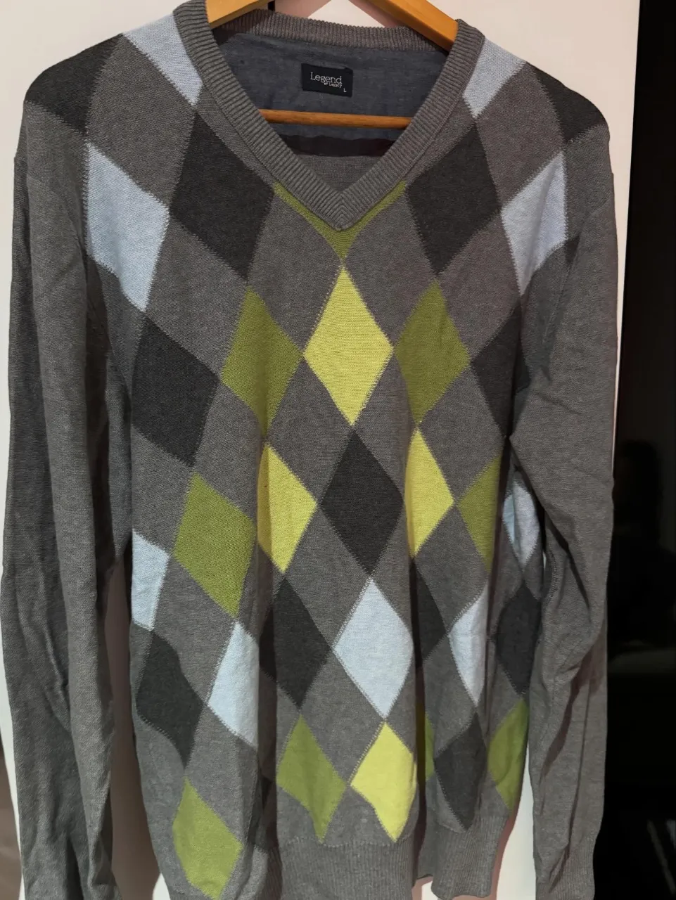 Sweater de hombre con rombos en tonos grises, verde y amarillo. Ideal para un look casual y moderno.