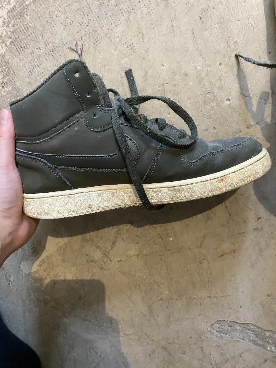 Zapatillas de hombre Nike Court Borough High Top, color gris oscuro, usadas pero en buen estado. Ideales para un look casual y urbano.