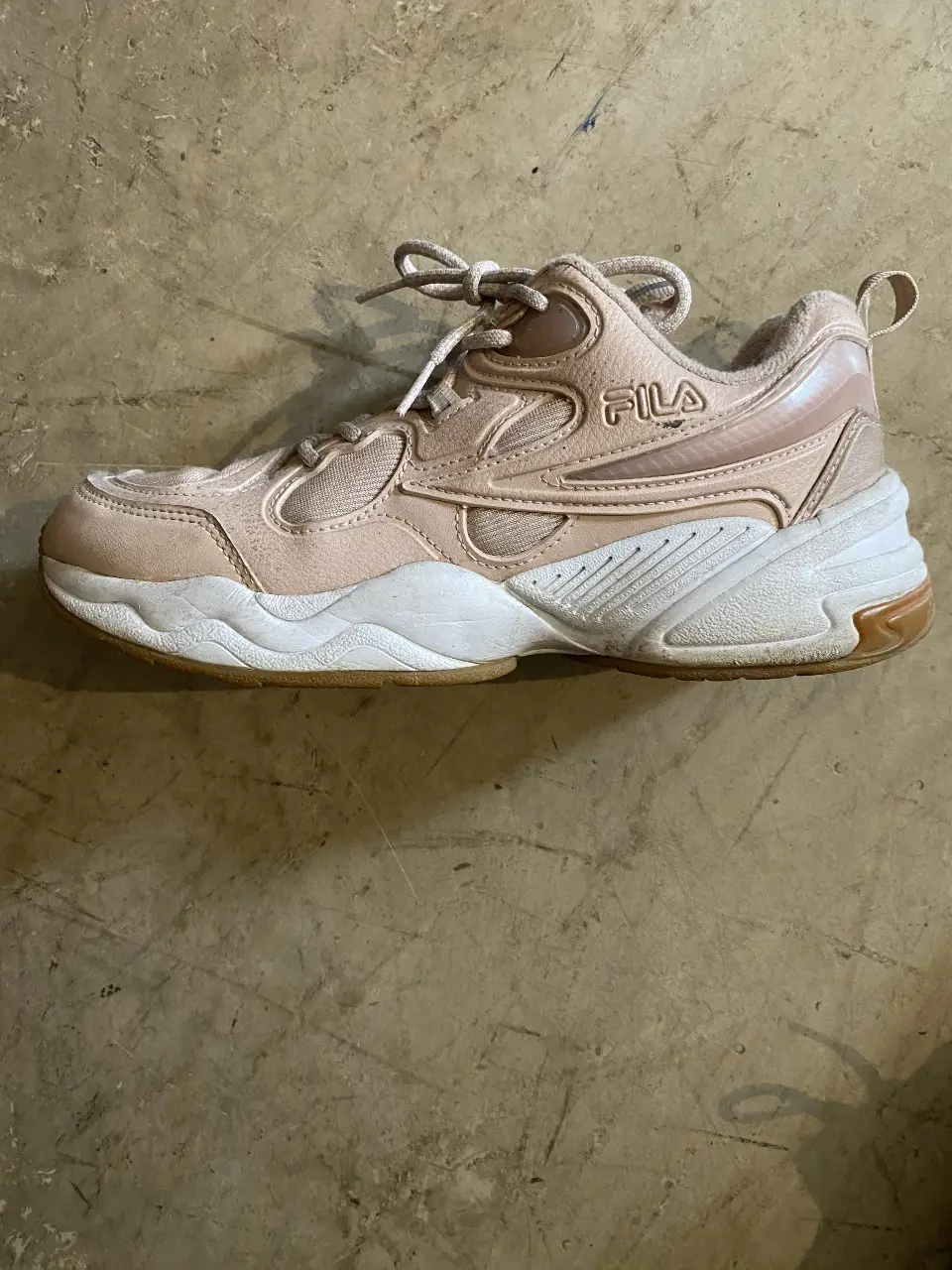 Zapatillas Fila color rosa con detalles en blanco y suela marrón. Talle 39. Ideales para un look casual y cómodo.