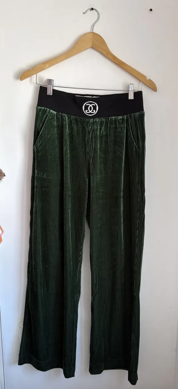 Pantalón de pana verde oscuro con cintura elastizada negra. Posee bolsillos laterales y traseros.

Importado
Talle M (la etiqueta dice L pero va más para un talle menos)
Medidas: 34 cm cintura sin estirar, 50 cm cadera, 32 cm tiro delantero, 40 cm tiro trasero, 103 cm largo.

Un solo uso en un evento. Impecable