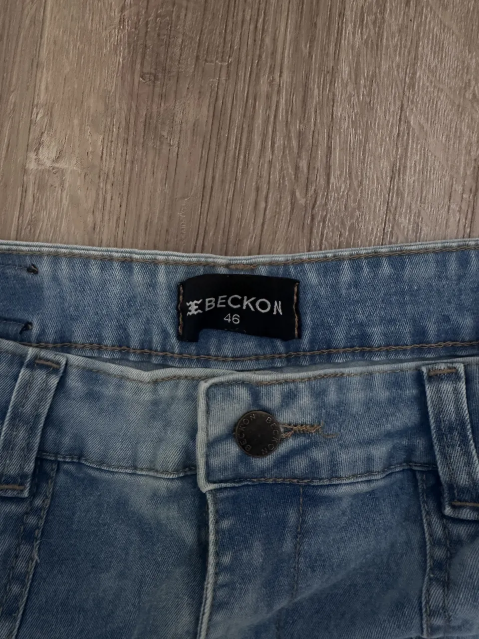 Jean de algodón celeste con detalles de desgaste.