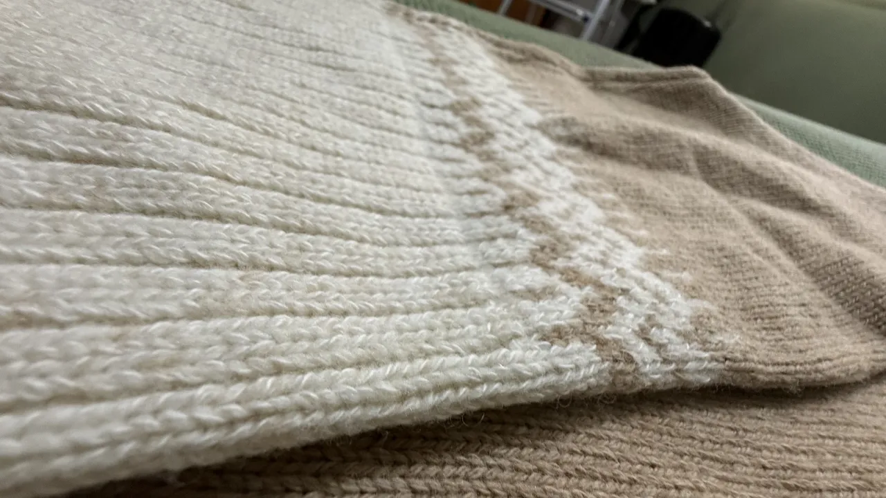 Sweater A ≠ - Vista 3