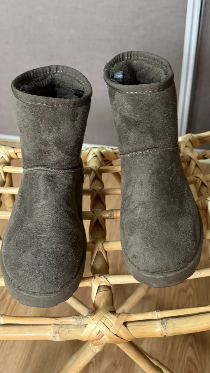 Botitas de gamuza con interior de peluche. Caña baja.