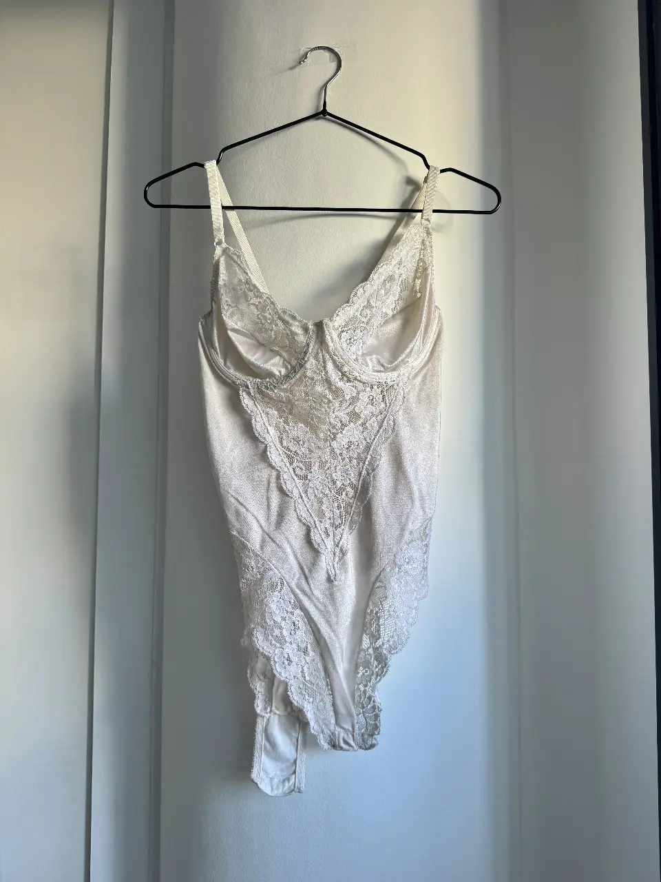 Body de encaje blanco con detalles satinados. Ideal para una ocasión especial o para sentirte cómoda y sensual. Tiene abertura debajo, y breteles regulables. Talle 3 en la etiqueta interna (sería un Ipero un m va también!). Medidas: - cintura y cadera: 29cm - tiro: 46cm - busto: para mí es un 90/95
